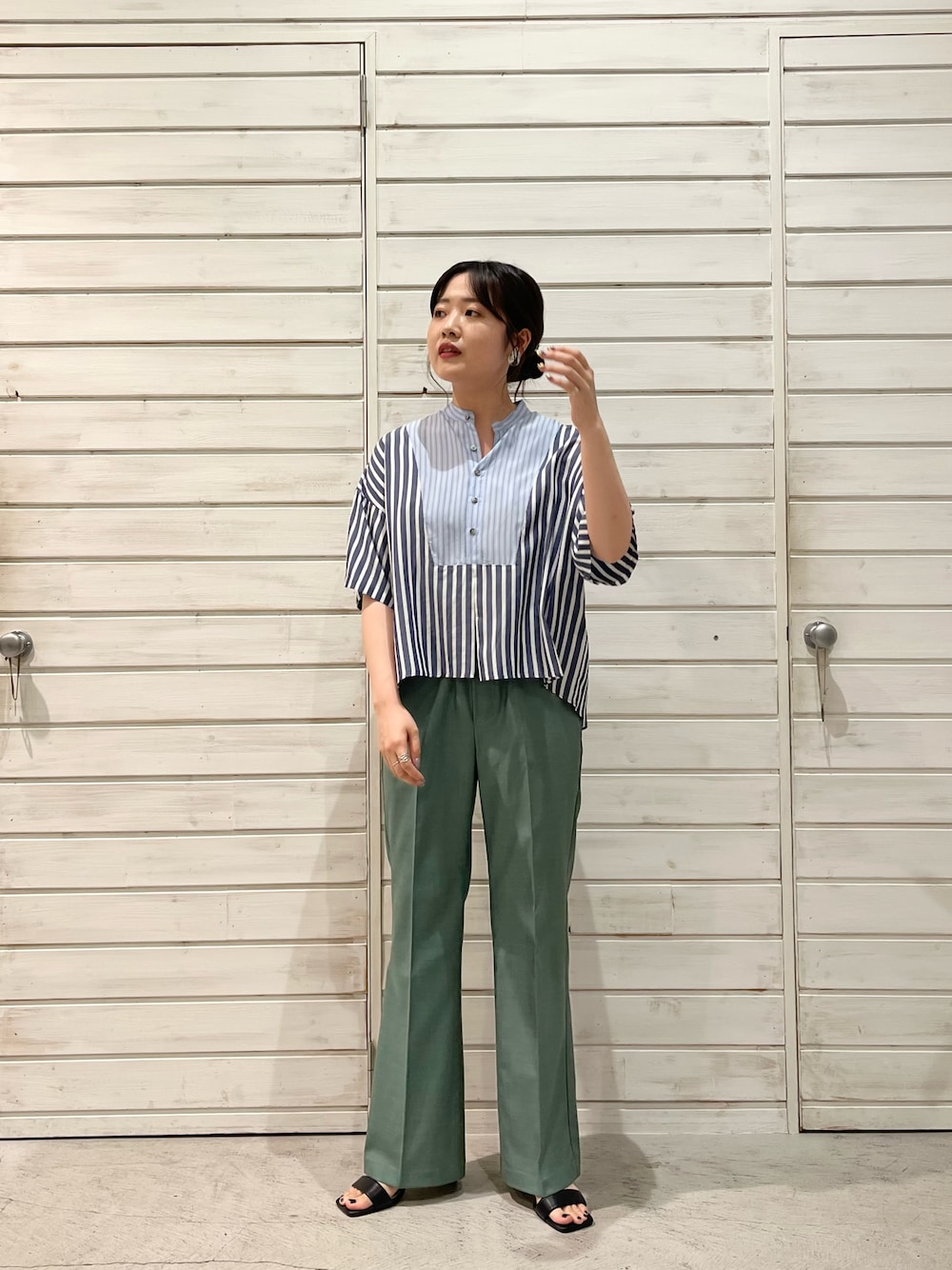 「フレアパンツ、セミフレアパンツ、グリーン、イージーパンツ、オトナカジュアル、春夏コーデ、カラーパンツ、グリーンコーデ、夏コーデ、パンツスタイル、ストライプ、ストライプシャツ、ブラウス」｜「FIL DE FERのTRスパン　イージーフレアパンツ（その他パンツ、グリーン系）」を使った、murata.さん（レディース・161cm）の春コーディネートの1枚目の写真
