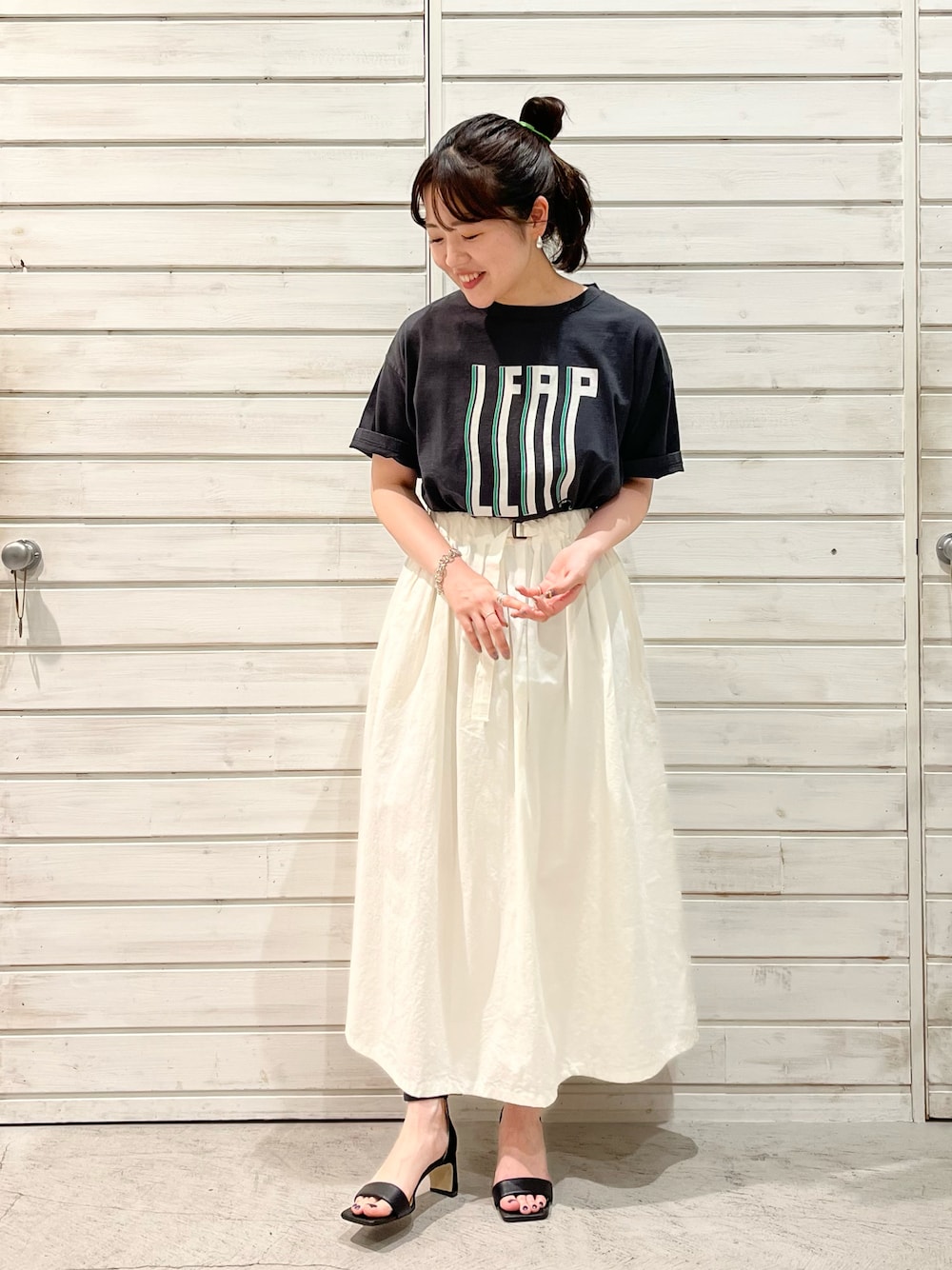 「カジュアル、夏コーデ、ラクチンコーデ、休日コーデ、Tシャツ、ロゴT、ホワイトコーデ、白スカート、ホワイト、白、ロングスカート、スカート、春、オトナカジュアル、今日のコーデ」｜「NOMBRE IMPAIRのアイテム（Tシャツ/カットソー、グレー系）」を使った、murata.さん（レディース・161cm）の春コーディネートの1枚目の写真