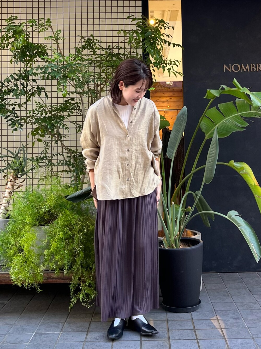 「秋服、今日のコーデ、シャツスタイル、秋、シンプルコーデ、シャツ、バンドカラーシャツ、スカート、プリーツスカート、ロングスカート、差し色、シャツコーデ、ootd」｜「NOMBRE IMPAIRのグロッシーツイル　ドルマンシャツ（シャツ/ブラウス、ゴールド系）」を使った、murata.さん（レディース・161cm）の秋コーディネートの1枚目の写真
