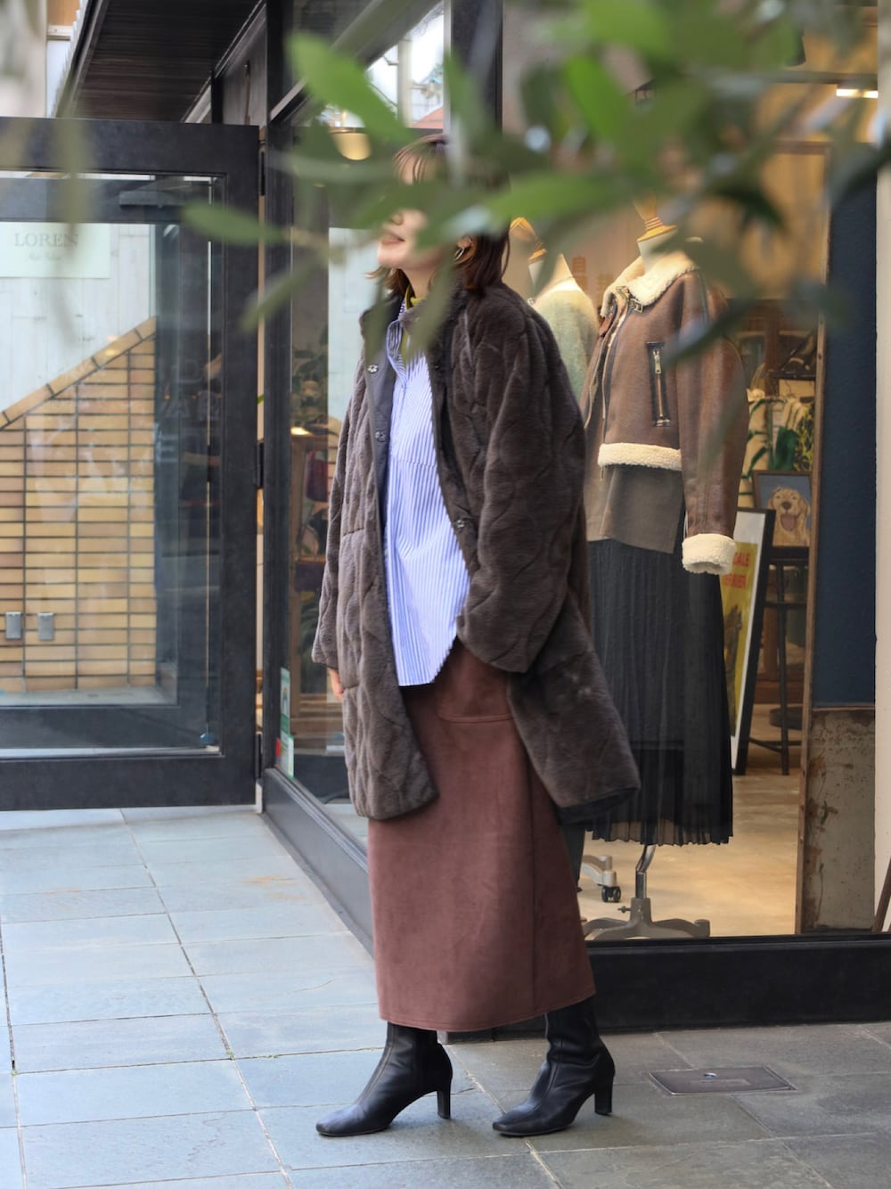 「秋冬コーデ、大人コーデ、ootd、大人カジュアル、スカート、ファーコート、リバーシブル、フェイクスエード、コート、アウター、フェイクファー、今日のコーデ、ストライプシャツ」｜「NOMBRE IMPAIRのカットフェイクスェード　ストレートスカート（スカート、ブラウン系）」を使った、murata.さん（レディース・161cm）の冬コーディネートの1枚目の写真