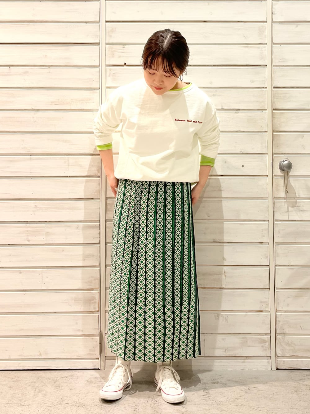 「春、ゆったりコーデ、プリーツスカート、ニットスカート、ロングスカート、ロンT、白、トレーナー、カットソー、ネオンカラー、グリーン、ジャガード、今日のコーデ」｜「NOMBRE IMPAIRのニットJQ　プリーツスカート（スカート、グリーン系）」を使った、murata.さん（レディース・160cm）の春コーディネートの1枚目の写真