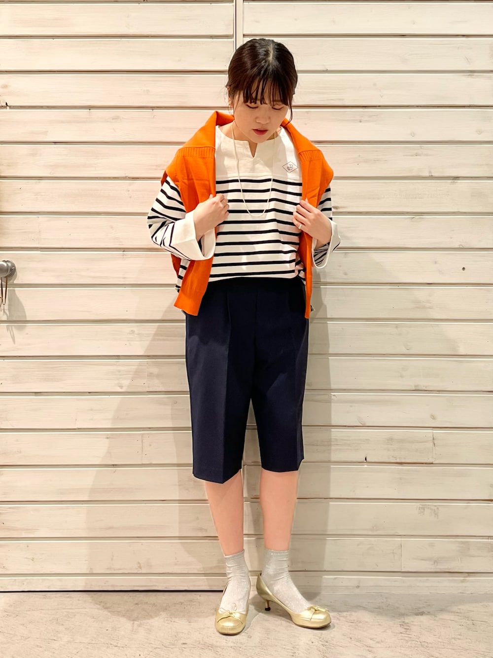 「春、ボーダー、オレンジ、オレンジニット、ハーフパンツ、マリン、ootd、差し色、オトナカジュアル、今日のコーデ、カラーパレット、カラーニット、春ニット」｜「Blanc Bleu Minuitのボーダー×無地コンビ　バスクシャツ（Tシャツ/カットソー、ホワイト系）」を使った、murata.さん（レディース・160cm）の冬コーディネートの1枚目の写真