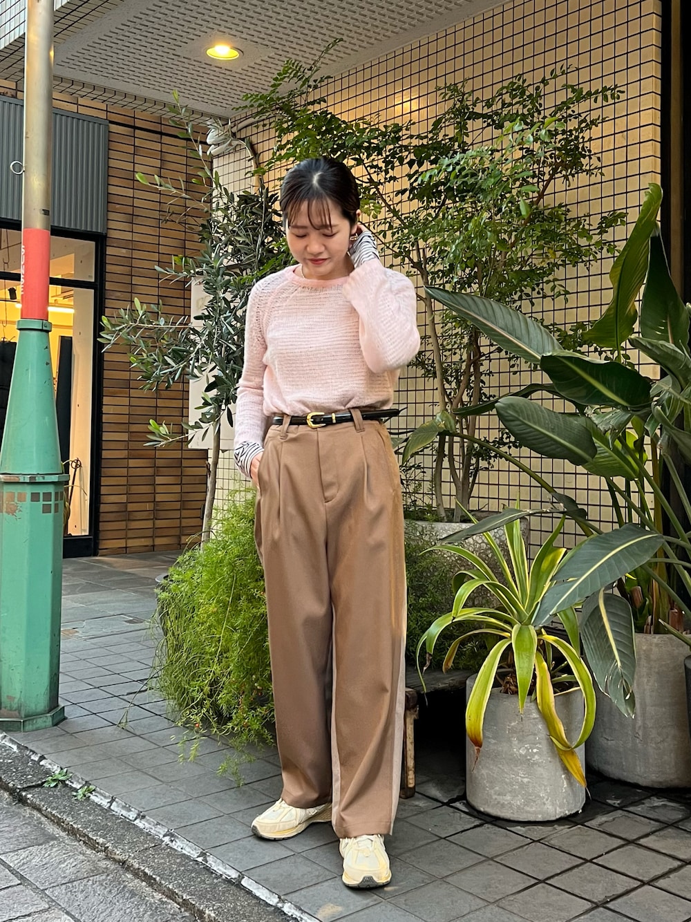 「春服、ピンク、レイヤードスタイル、スニーカー、ピンクコーデ、大人かわいい、ootd、ニット、レイヤード」｜「Blanc Bleu Minuitのチノ素材MIX　コンビパンツ（スラックス、ベージュ系）」を使った、murata.さん（レディース・161cm）の冬コーディネートの1枚目の写真