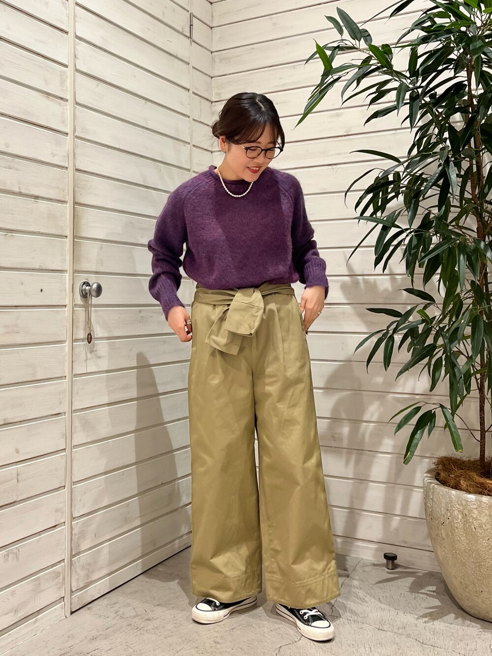 「チノパン、パンツスタイル、大人カジュアル、冬コーデ、ootd、ニット、タックイン、カラーニット、スニーカーコーデ、パールネックレス、パープル、モヘアニット、ワイドパンツ、今日のコーデ」｜「FIL DE FERのコンパクトヤーンチノ　タイウエストパンツ（チノパンツ、ベージュ系）」を使った、murata.さん（レディース・160cm）の冬コーディネートの1枚目の写真