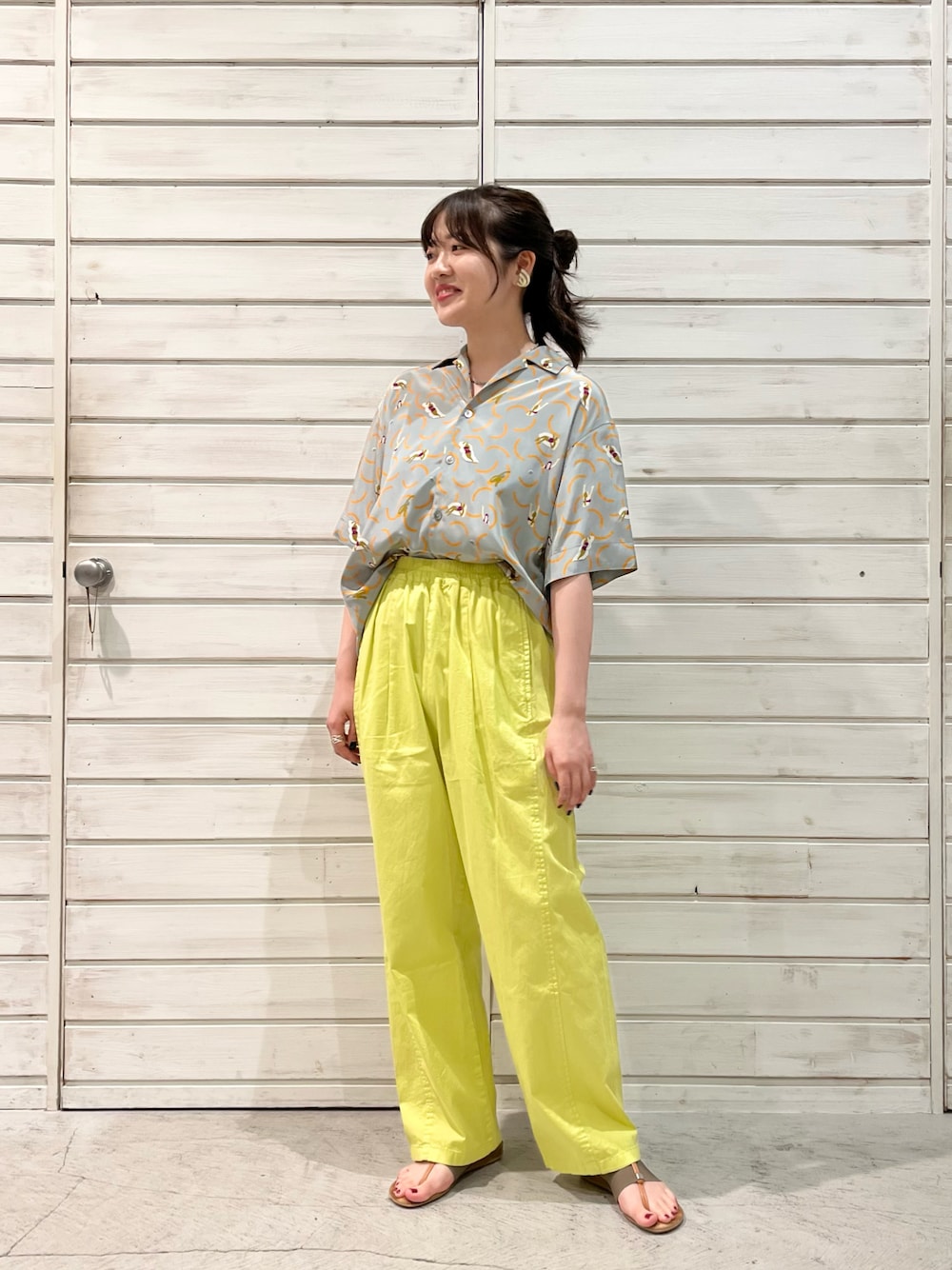 「夏コーデ、カラーパンツ、カラーコーデ、オープンカラーシャツ、開襟シャツ、プリント、オリジナルプリント、夏、イエロー、オトナカジュアル、休日スタイル、ラクチンコーデ、今日のコーデ、柄シャツ、イエローパンツ」｜「FIL DE FERのbeachプリント　オープンカラーシャツ（シャツ/ブラウス、グレー系）」を使った、murata.さん（レディース・161cm）の夏コーディネートの1枚目の写真