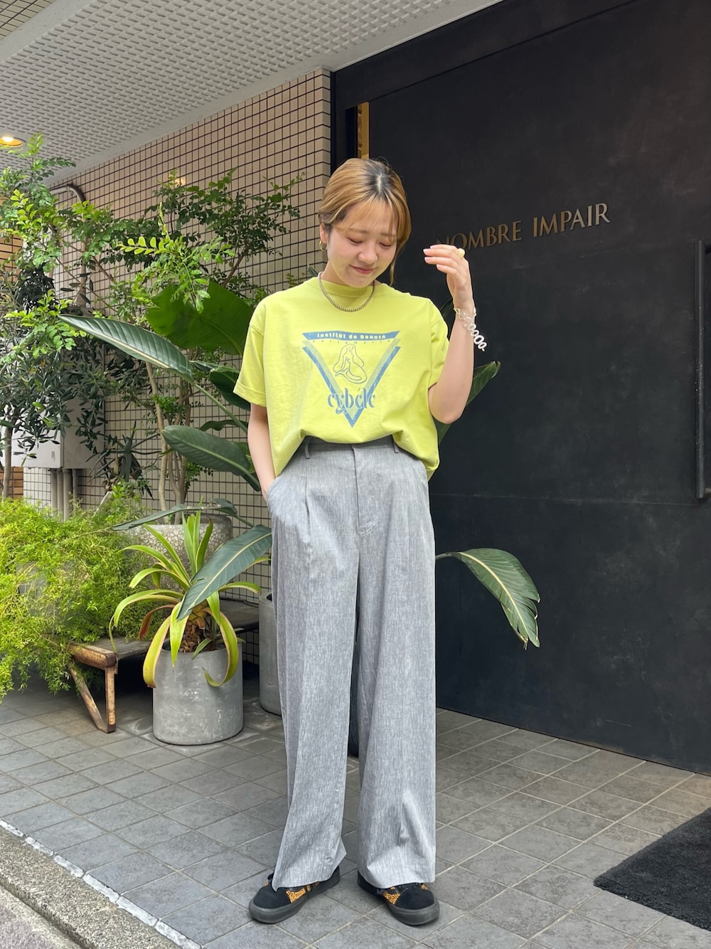 「おでかけコーデ、パンツコーデ、ラクチンコーデ、ラフコーデ、春カラー、夏コーデ、Tシャツ、Tシャツコーデ、スラックス、イエロー」｜「FIL DE FERの【予約】マーメイドPT　半袖TEE（Tシャツ/カットソー、イエロー系）」を使った、murata.さん（レディース・161cm）の春コーディネートの1枚目の写真