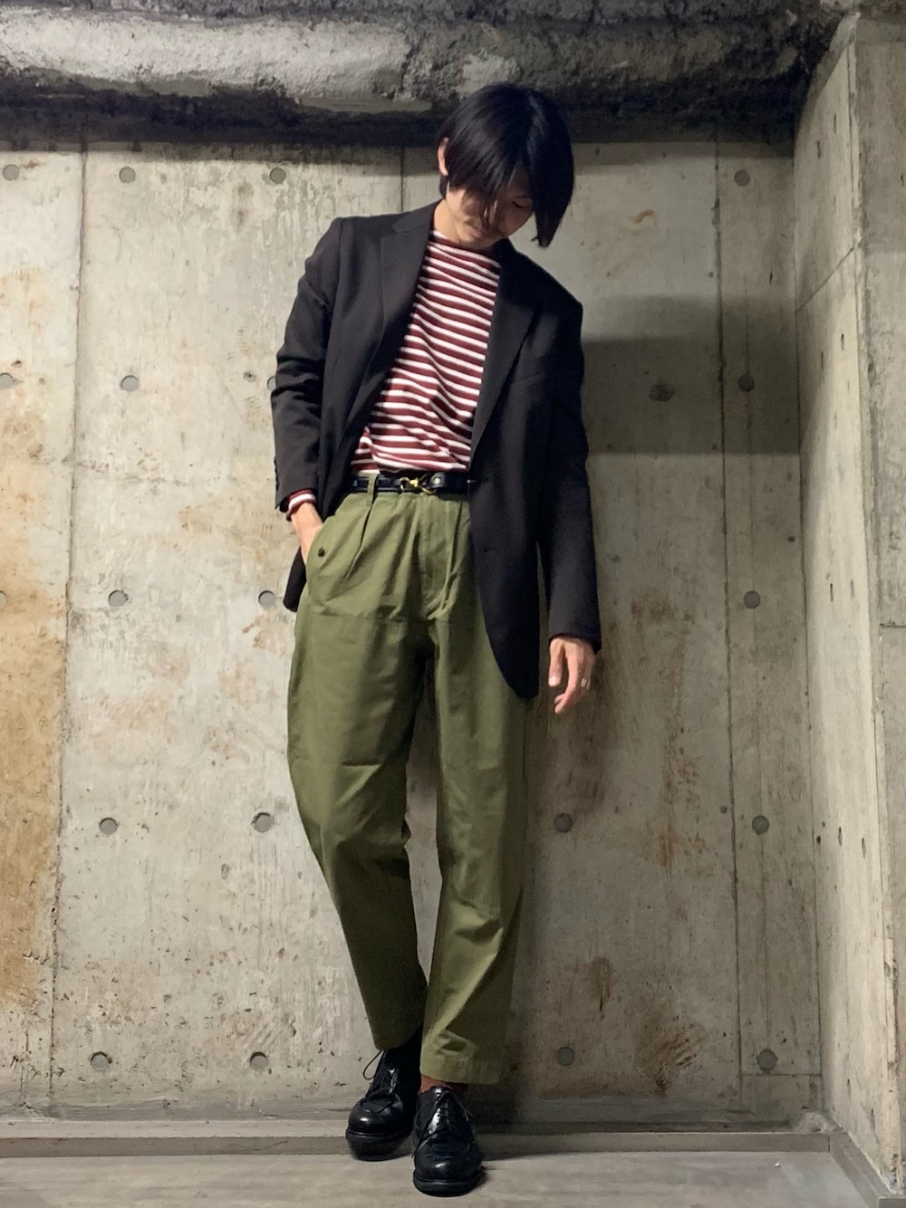 レッド系のTシャツ/カットソー、ブラウン系のテーラードジャケット、グリーン系のパンツを着用したメンズの秋コーディネートの1枚目の写真