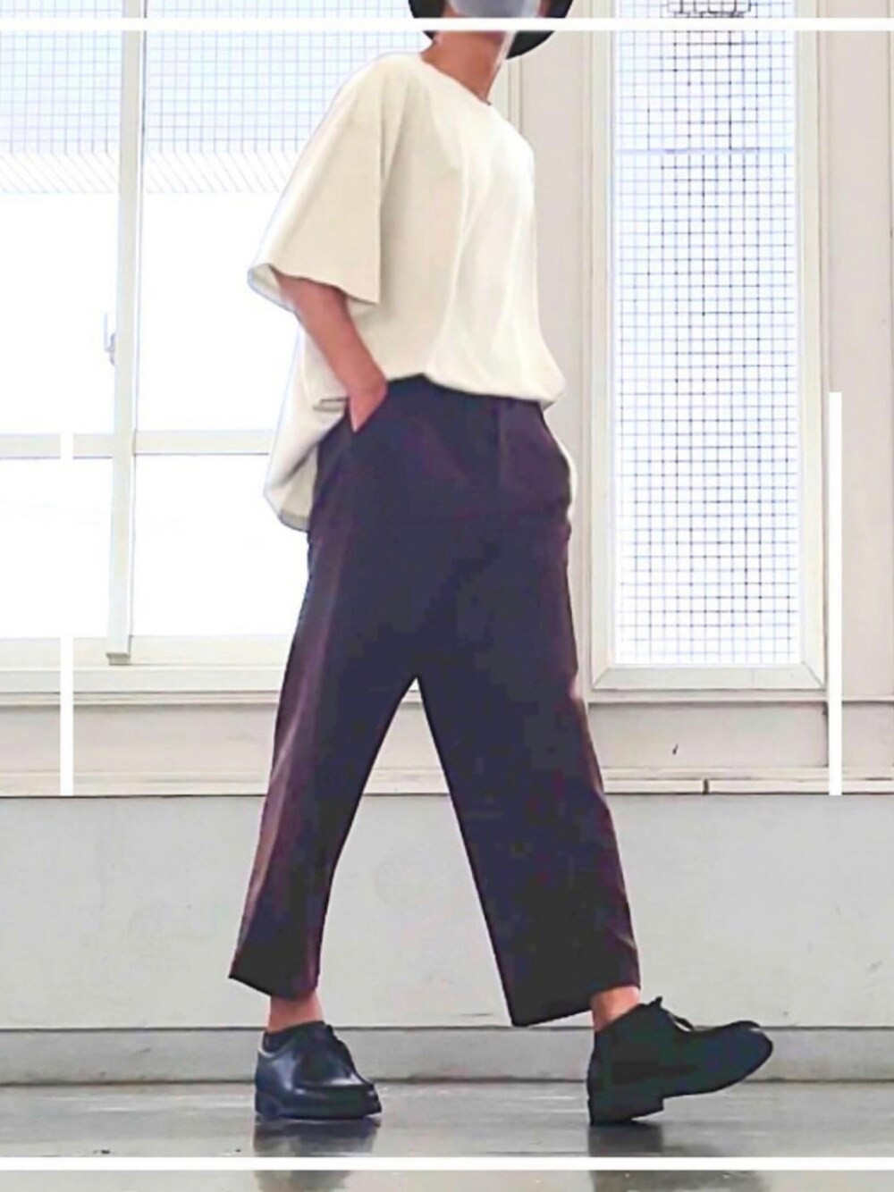 「ベージュ、Tシャツ、オーバーサイズ、タックイン、モード、モードストリート、秋トレンド2021、ワイドパンツ、革ベルト、ベルト、スラックス、革靴」｜「EMMA CLOTHESのスーパービッグシルエットカットソー 1/2 sleeveカットソー（Tシャツ/カットソー、ホワイト系）」を使った、まいこさん（メンズ・183cm）の秋コーディネートの1枚目の写真