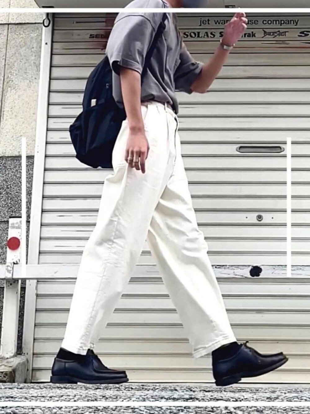 「モード、モノトーン、タックイン、グレー、ベルト、ワイドパンツ、白パンツ、革靴、シンプル、プチプラコーデ」｜「GUのアイテム（Tシャツ/カットソー、グレー系）」を使った、まいこさん（メンズ・183cm）の夏コーディネートの1枚目の写真