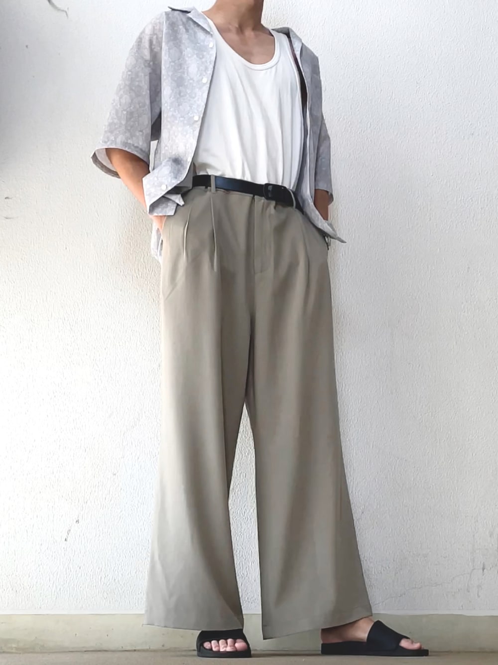 「柄シャツ、ワイドパンツ、ベルト、プチプラ、サンダル、タンクトップ、タックイン、オープンカラーシャツ、コンフォートサンダル、シャツスタイル」｜「JUNREDのフラワープリント線画シャツ（シャツ/ブラウス、ホワイト系）」を使った、まいこさん（メンズ・183cm）の秋コーディネートの1枚目の写真