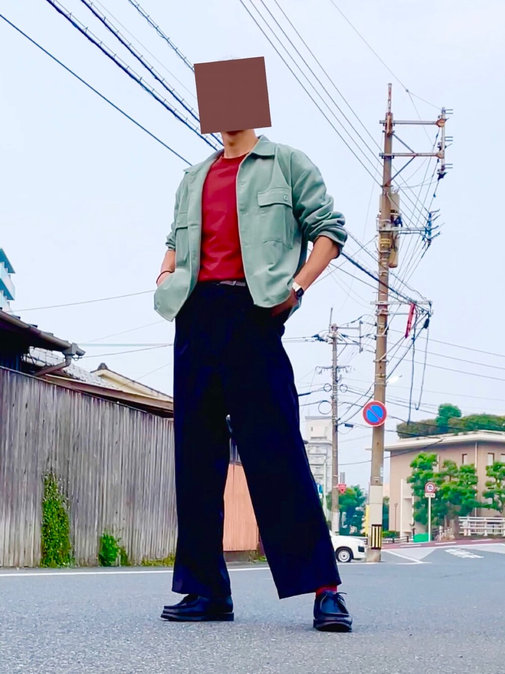 「休日スタイル、ゆるコーデ、お洒落さんとつながりたい、Tシャツ、今日のコーデ、レトロ、ブラック、ブルゾン、赤、コーデュロイ、ワイドパンツ、オーバーサイズ、タックイン、グリーン、ブルー」｜「EMMA CLOTHESのヘヴィーコーデュロイ ボックスシルエット CPOジャケット(EMMA CLOTHES)（ブルゾン、グリーン系）」を使った、まいこさん（メンズ・183cm）の春コーディネートの1枚目の写真