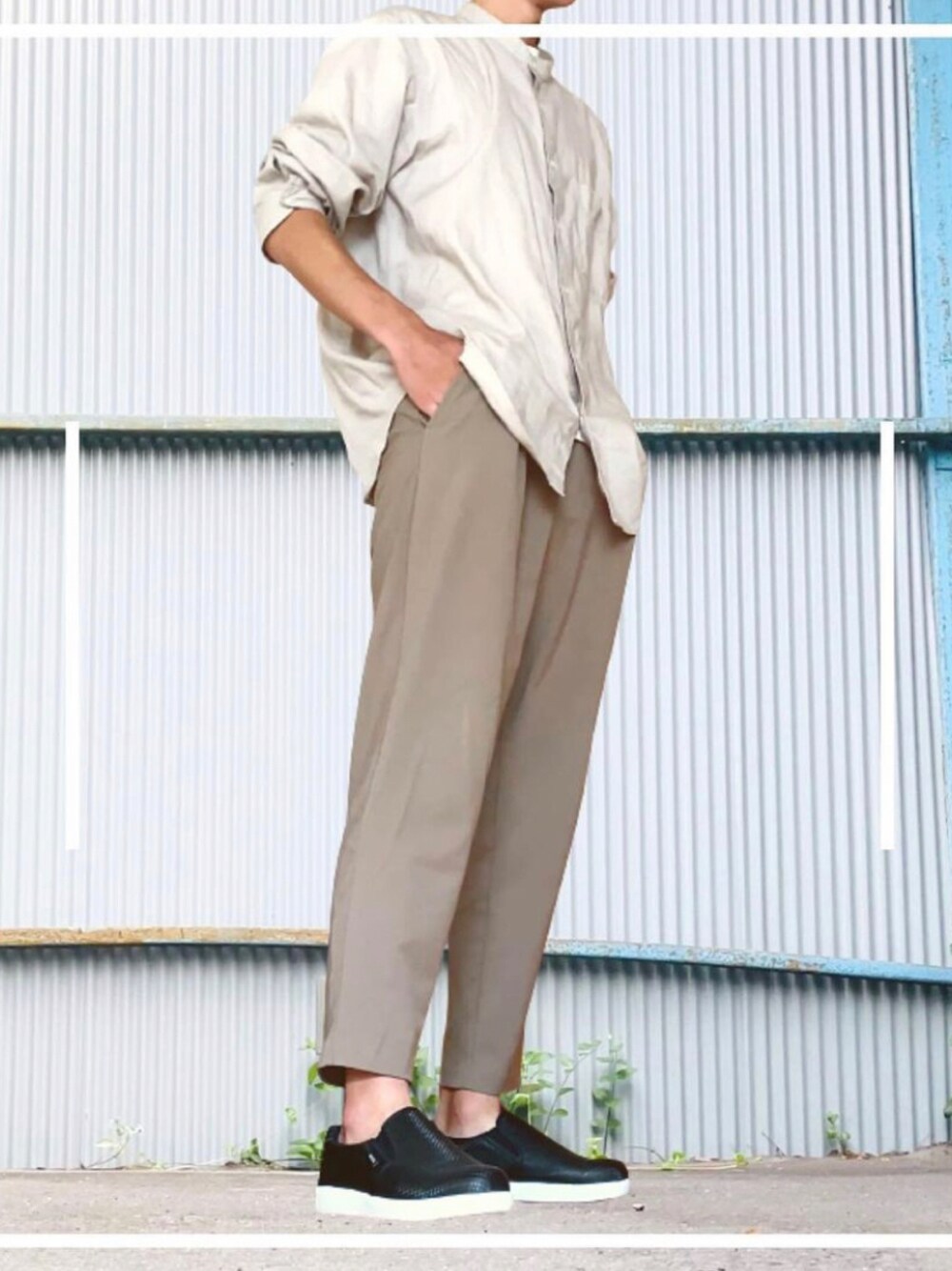 「オープンカラーシャツ、シャツスタイル、シャツ、スラックス、ワイドパンツ、ワイドシルエット、ビッグシルエット、ベージュ、シンプル、シンプルコーデ、テーパードパンツ、スニーカー、スニーカーコーデ」｜「FREAK'S STOREのWEB限定 Relax Fit リラックスフィット バンドカラーシャツ/クレリック（シャツ/ブラウス、ホワイト系）」を使った、まいこさん（メンズ・183cm）の夏コーディネートの1枚目の写真