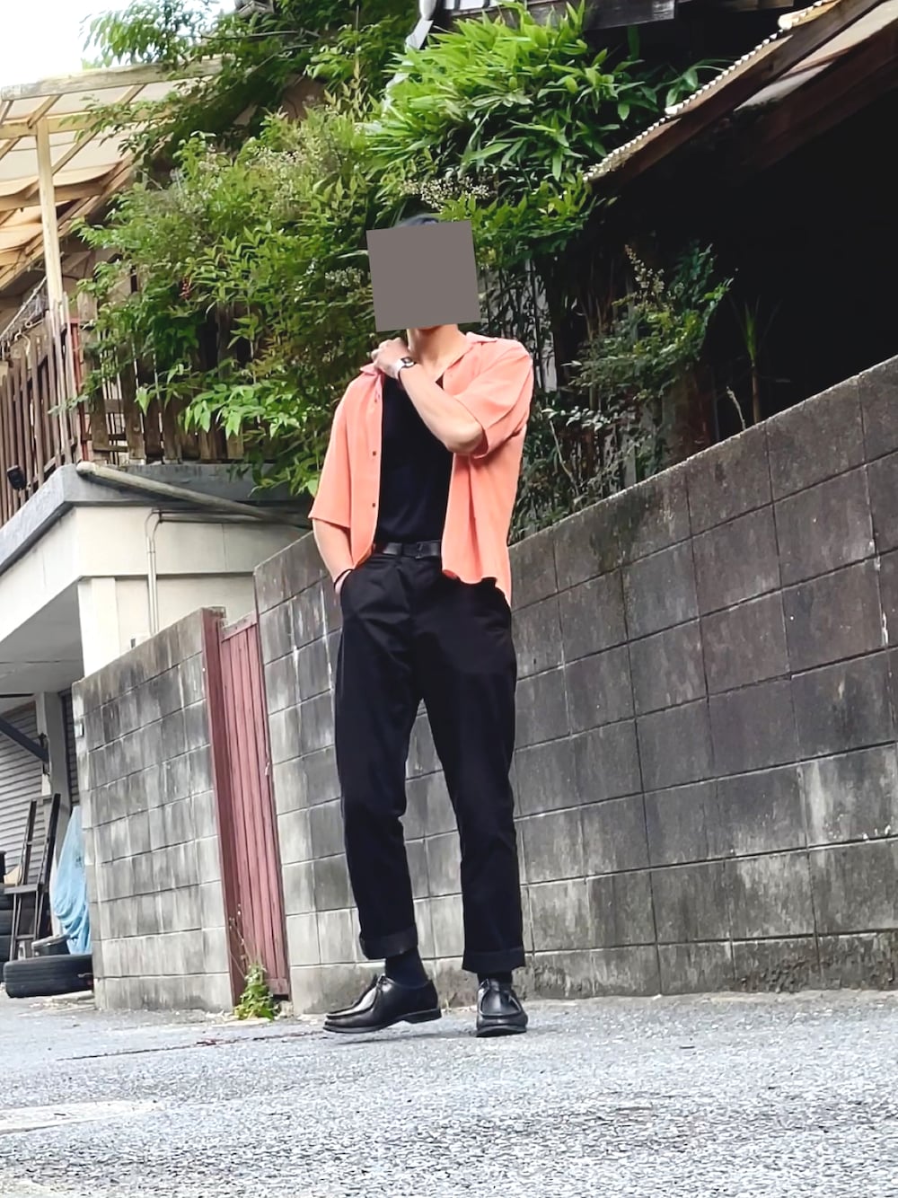 「休日コーデ、初夏コーデ、スラックス、夏コーデ、シャツスタイル、ootd、オープンカラーシャツ、着回しコーデ、ストリート、カラーパンツ、柄シャツ、タックイン、オレンジ、シルバーアクセサリー、ブラック」｜「KANGOLの▽WEB限定 KANGOL/カンゴール 別注 リラックスオープンカラーシャツ(1/2スリーブ)（シャツ/ブラウス、オレンジ系）」を使った、まいこさん（メンズ・183cm）の春コーディネートの1枚目の写真
