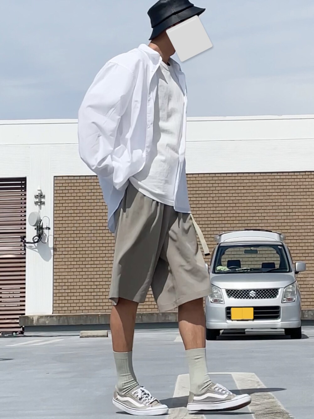 「バケットハット、シャツスタイル、シャツ、Tシャツ、ハーフパンツ、ガチャベルト、靴下、ソックス、スニーカー、スニーカーコーデ、レイヤードスタイル、シンプル、シンプルコーデ、プチプラコーデ」｜「GUのアイテム（ハット、ブラック系）」を使った、まいこさん（メンズ・183cm）の秋コーディネートの1枚目の写真