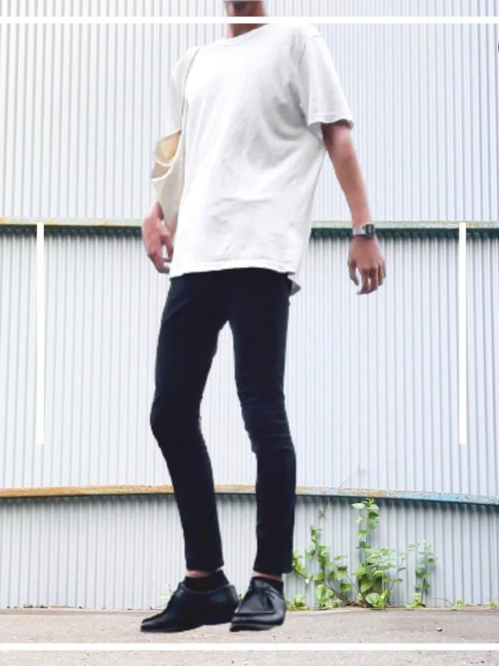 「UNIQLO、モード、モードストリート、Tシャツ、スキニー、黒スキニー、白Tシャツ、革靴、シンプル、プチプラ、プチプラコーデ、スキニーパンツ、アクセサリー」｜「UNIQLOのエアリズムコットンオーバーサイズTシャツ（5分袖）（Tシャツ/カットソー、ホワイト系）」を使った、まいこさん（メンズ・183cm）の夏コーディネートの1枚目の写真