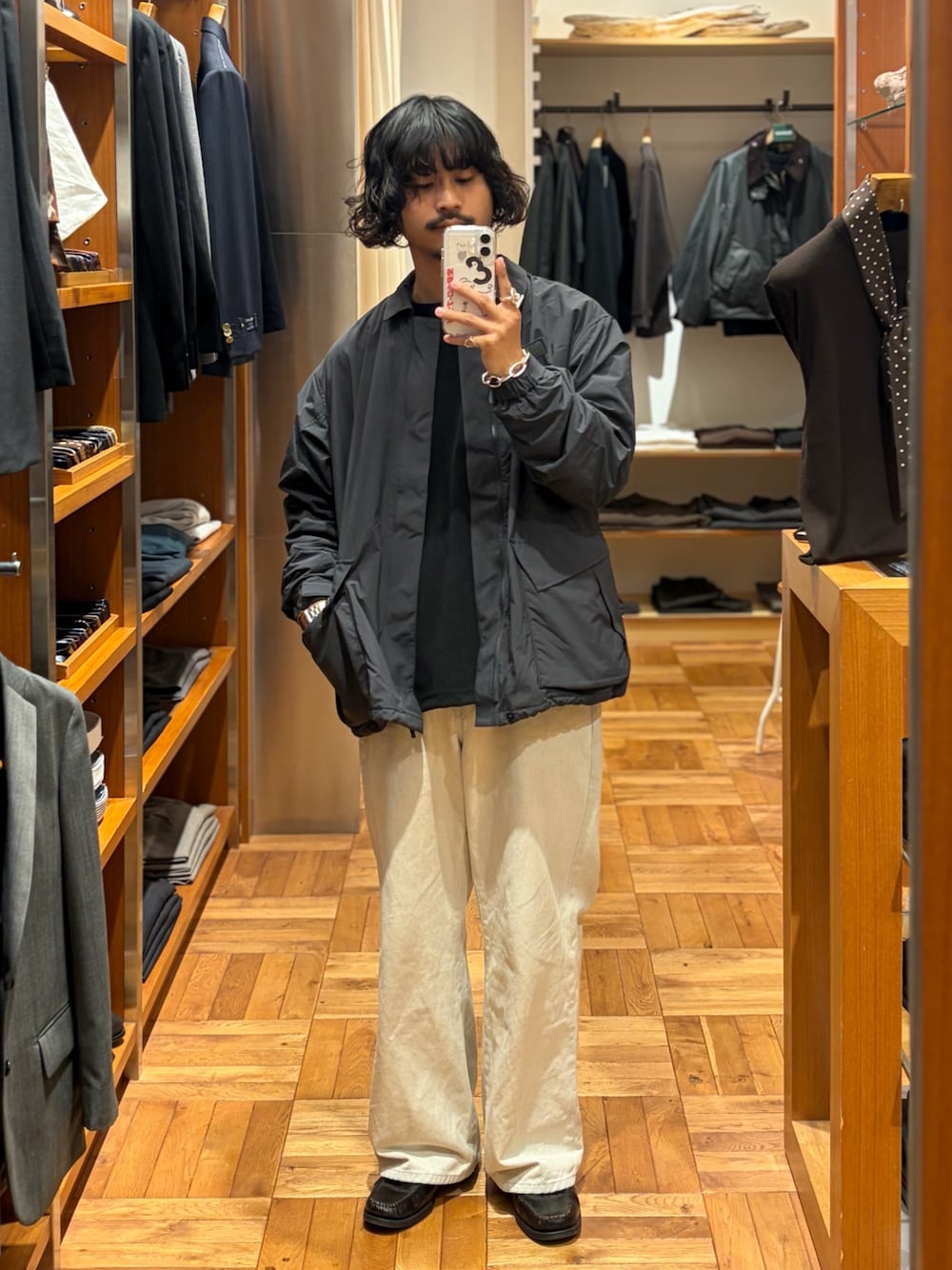 ブラック系のTシャツ/カットソー、グレー系のその他アウターを着用したメンズの秋コーディネートの1枚目の写真