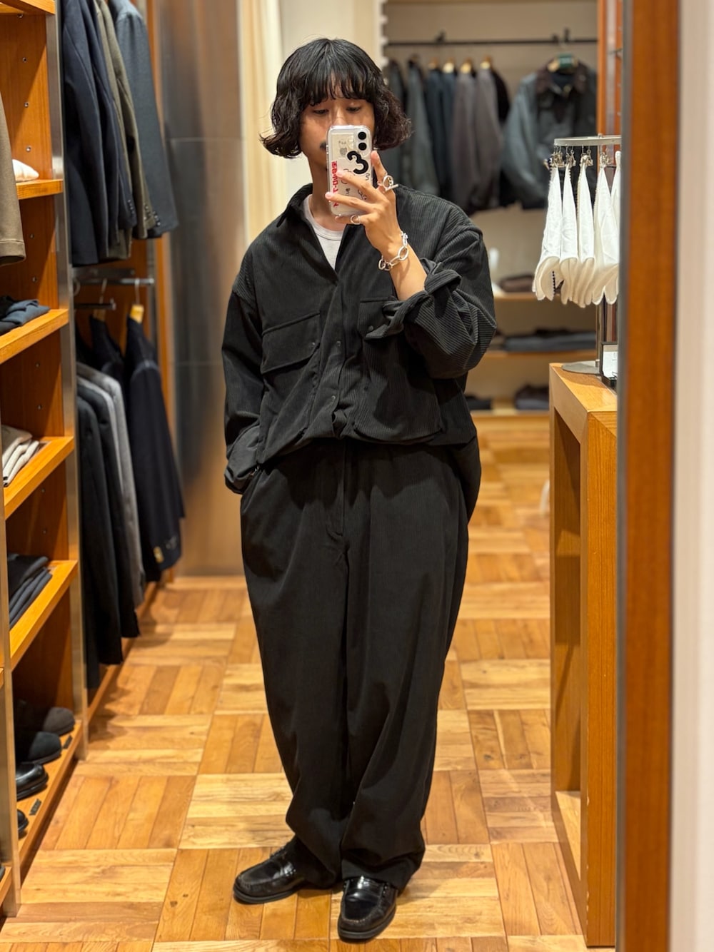 ブラック系のシャツ/ブラウス、ブラック系のその他パンツを着用したメンズの秋コーディネートの1枚目の写真