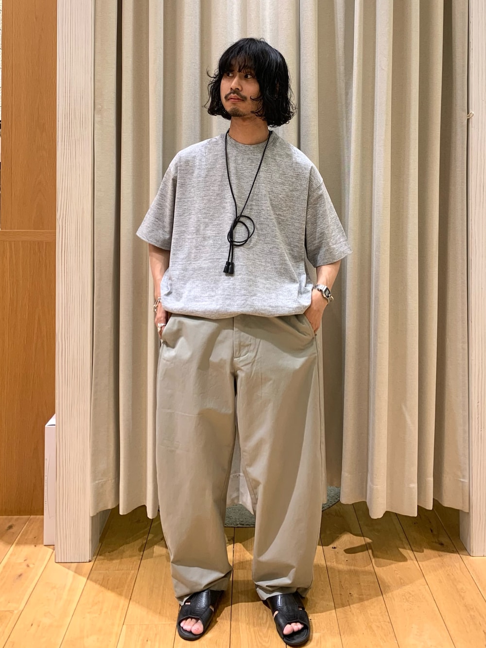 グレー系のTシャツ/カットソーを着用したメンズの春コーディネートの1枚目の写真