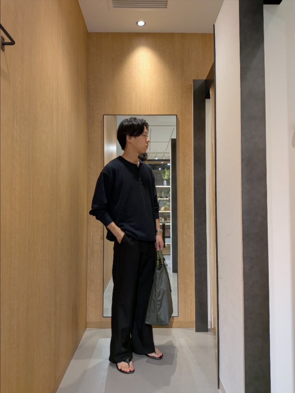 ブルー系のTシャツ/カットソー、ブラック系のサンダル、グリーン系のトートバッグを着用したメンズの夏コーディネートの1枚目の写真