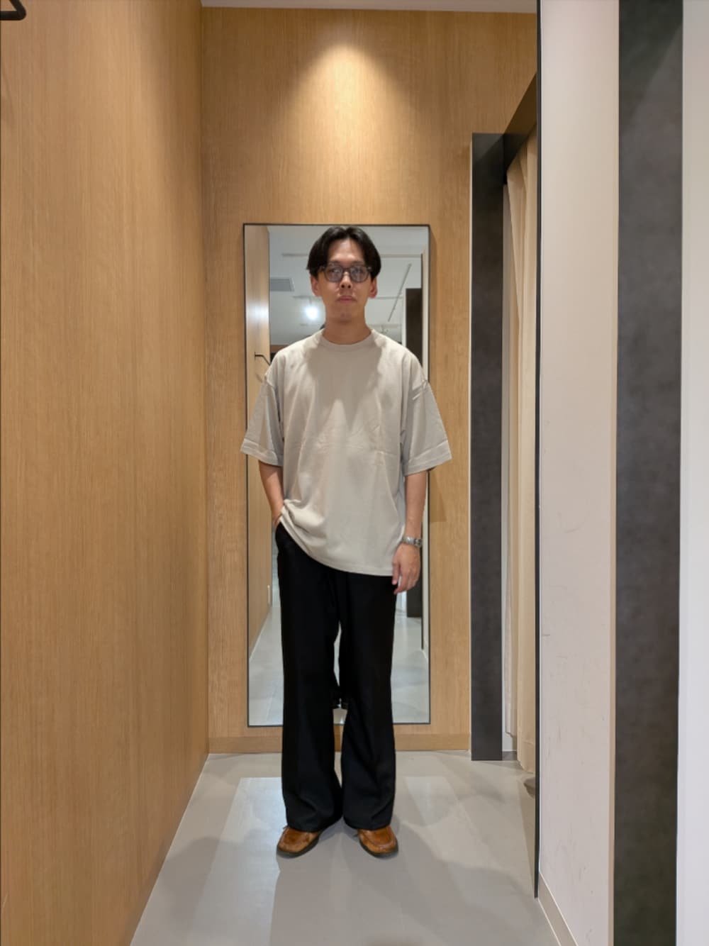 ベージュ系のTシャツ/カットソー、ブラック系のサングラスを着用したメンズの夏コーディネートの1枚目の写真