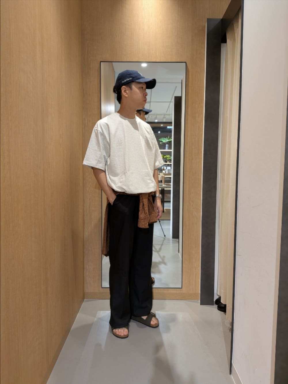 グレー系のTシャツ/カットソー、ブラウン系のサンダル、オレンジ系のシャツ/ブラウスを着用したメンズの夏コーディネートの1枚目の写真