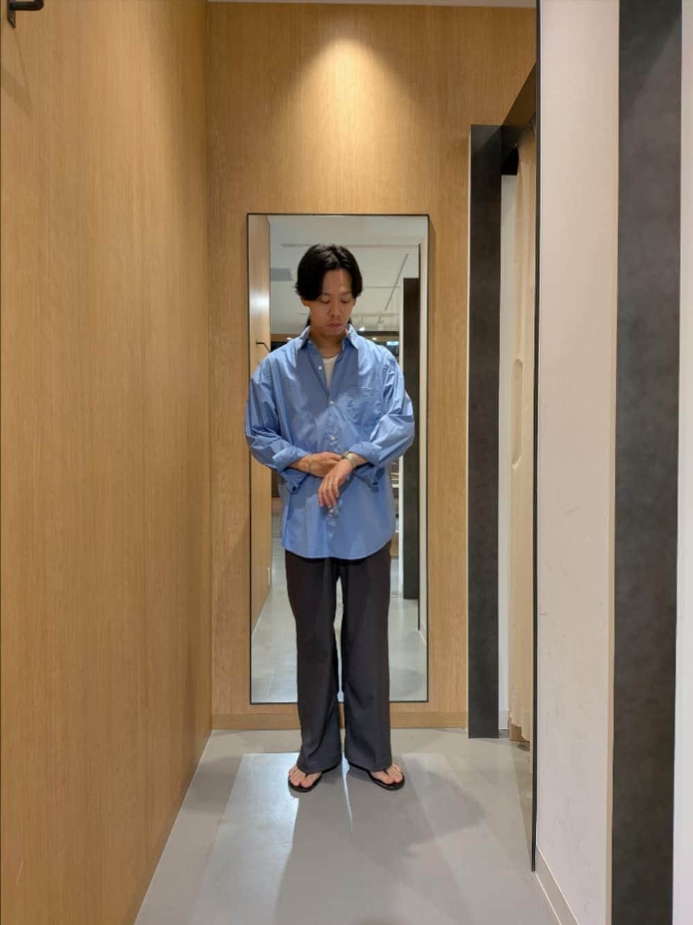 ブルー系のシャツ/ブラウス、ブラック系のサンダルを着用したメンズの夏コーディネートの1枚目の写真
