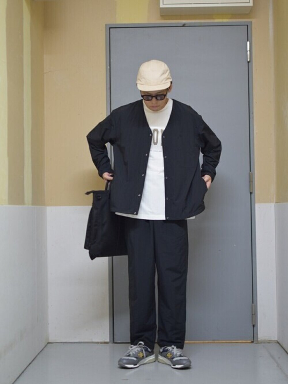 ブラック系のその他パンツ、ブラック系のカーディガン/ボレロ、ブラック系のバックパック/リュックを着用したメンズの夏コーディネートの1枚目の写真