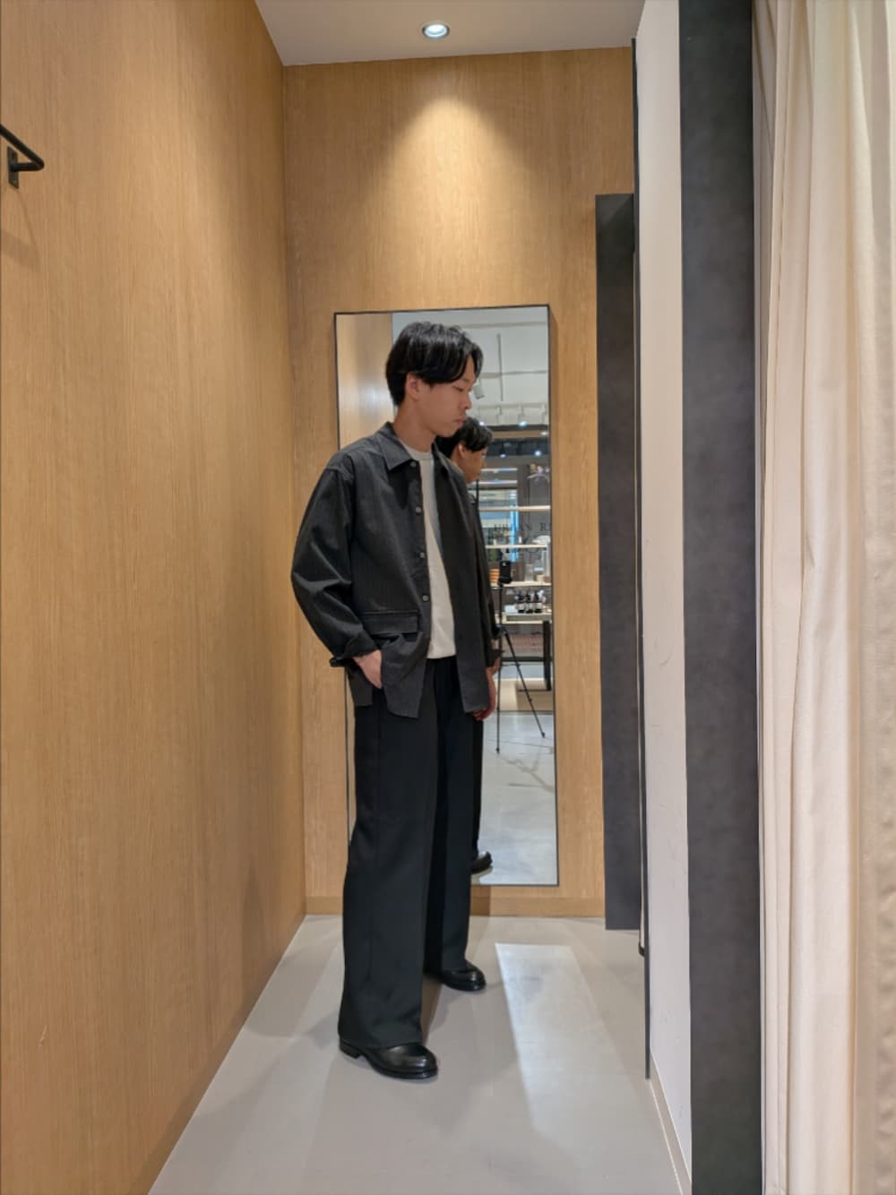 ホワイト系のニット/セーター、グレー系のその他アウター、ブラック系のドレスシューズを着用したメンズの冬コーディネートの1枚目の写真