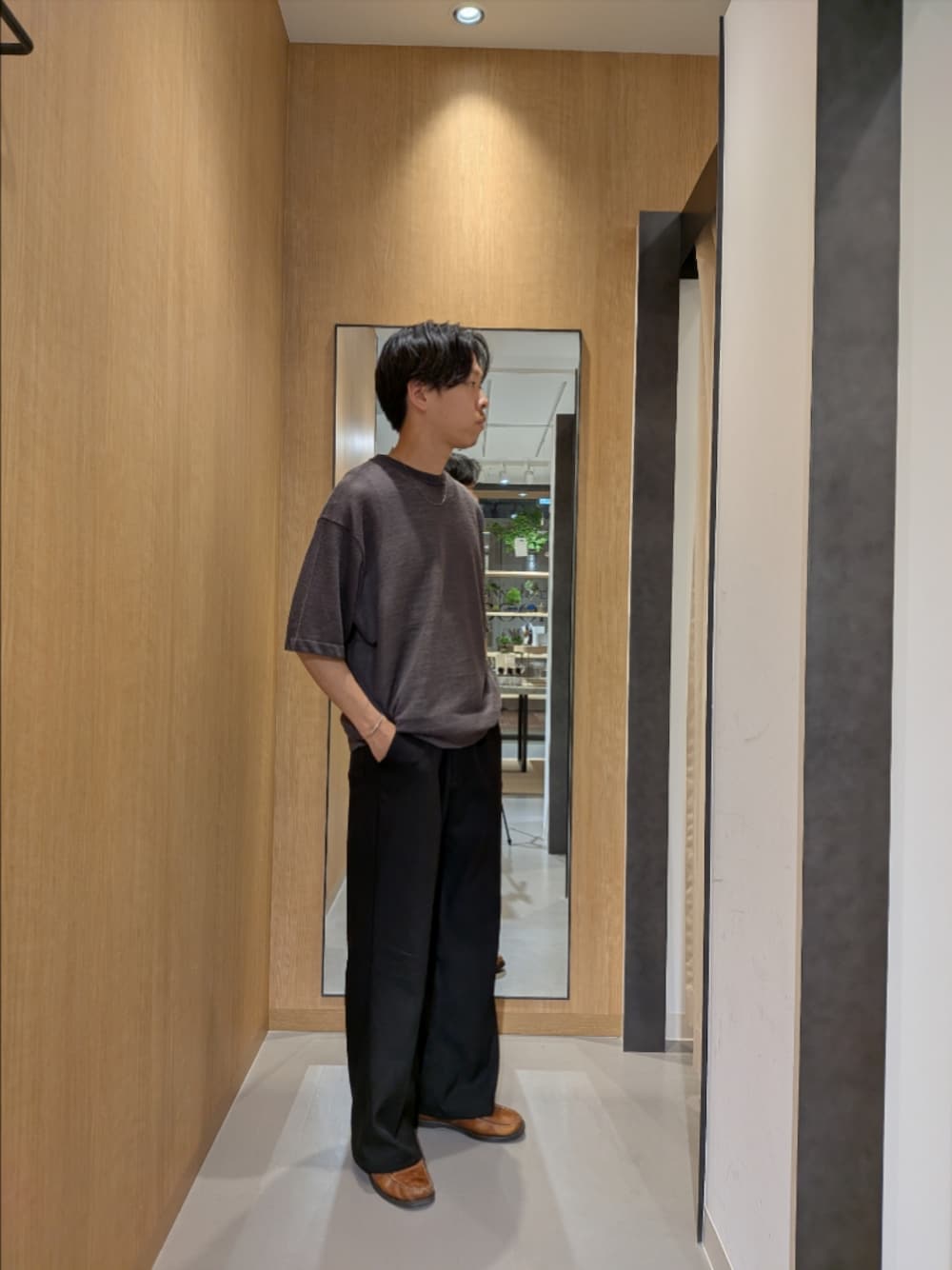 グレー系のニット/セーター、シルバー系のネックレスを着用したメンズの春コーディネートの1枚目の写真