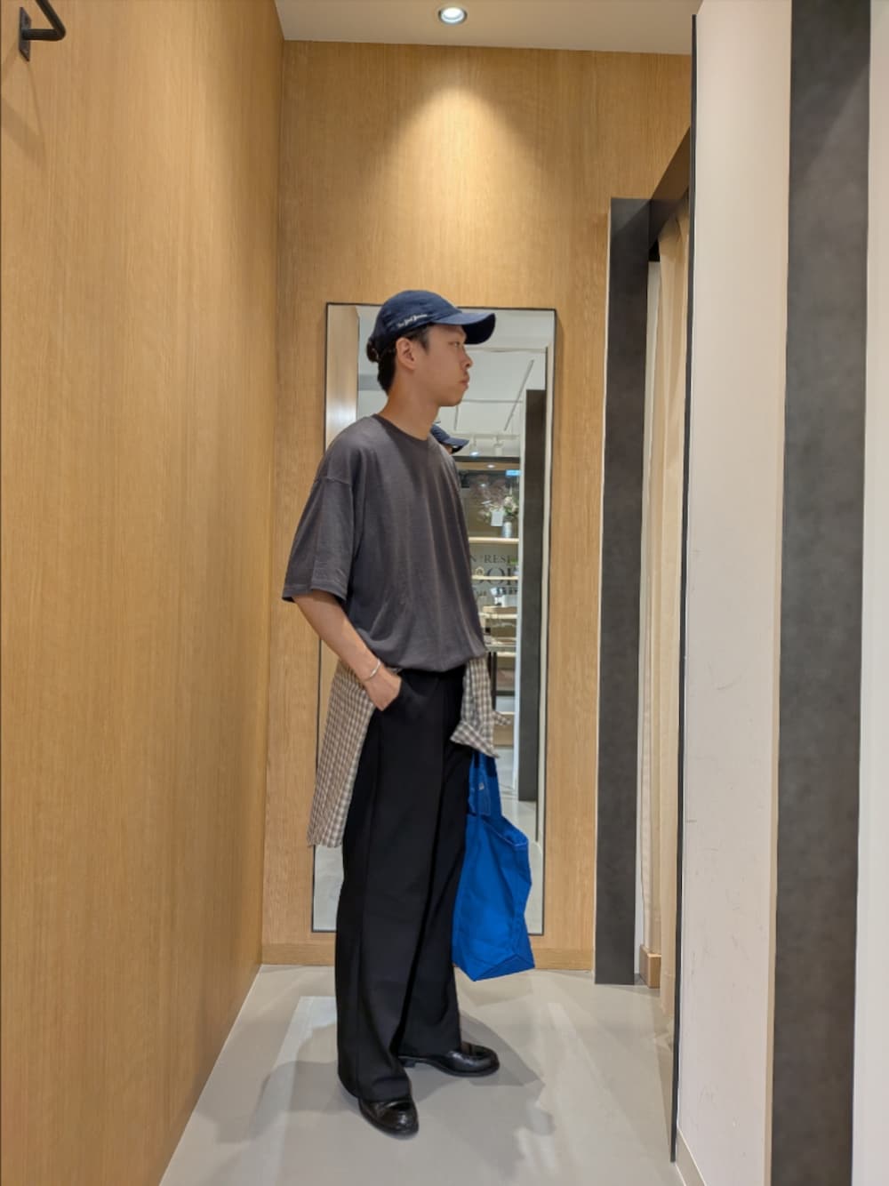 グレー系のTシャツ/カットソー、ブルー系のトートバッグ、グレー系のシャツ/ブラウスを着用したメンズの春コーディネートの1枚目の写真