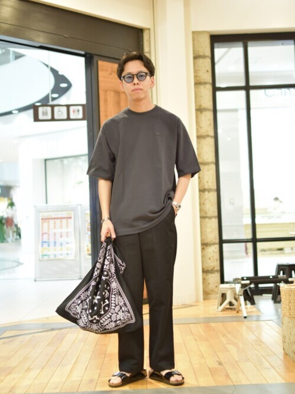 「ビッグシルエット、サングラス、LACOSTE、birkenstock、シンプルコーデ、夏コーデ、URBAN RESEARCH DOORS、アーバンリサーチドアーズ」｜「URBAN RESEARCH DOORSの【一部WEB限定カラー】ストレートカラーパンツ（チノパンツ、ホワイト系）」を使った、ryosuke1892さん（メンズ・178cm）の春コーディネートの1枚目の写真
