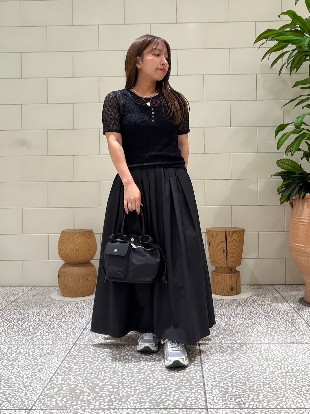 ブラック系のTシャツ/カットソー、ブラック系のタンクトップ、ブラック系のスカートを着用したレディースの夏コーディネートの1枚目の写真