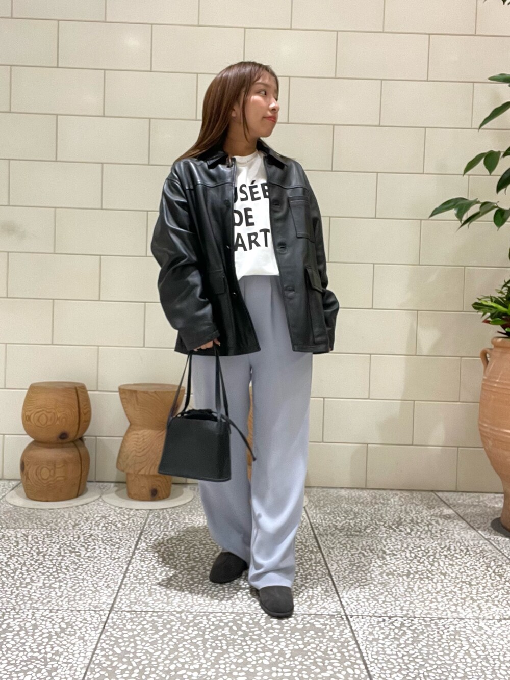 ブラック系のその他アウター、ホワイト系のTシャツ/カットソー、ブルー系のパンツを着用したレディースの夏コーディネートの1枚目の写真