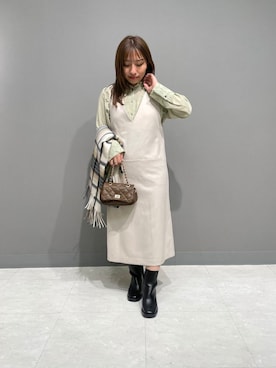 「アイテム（ジャンパースカート）」を使った、Hitomiさん（レディース・145cm）の秋コーディネート