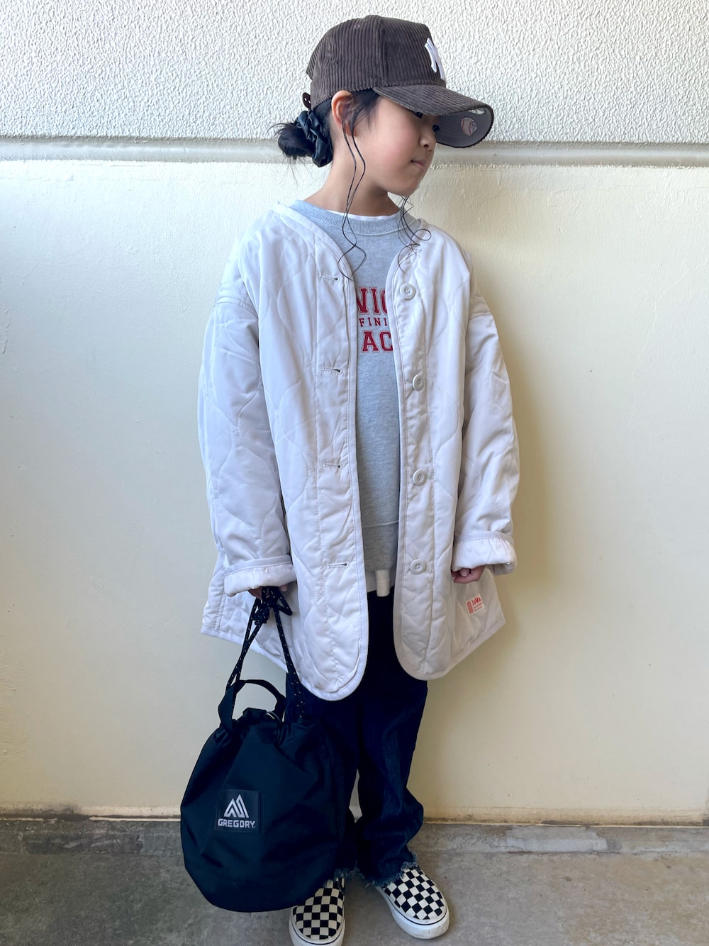 「キッズファッション、小学生、キルティングジャケット、レイヤードスタイル、チャオパニックティピー(CIAOPANIC TYPY)、ロゴスウェット、バンズ、キャップ、着回しコーデ、ニューエラ、オーバーサイズ」｜「NEW ERAのNEW ERA/ニューエラ キッズ キャップ 12854250（キャップ、ブラウン系）」を使った、anna☆さん（キッズ・128cm）の冬コーディネートの1枚目の写真