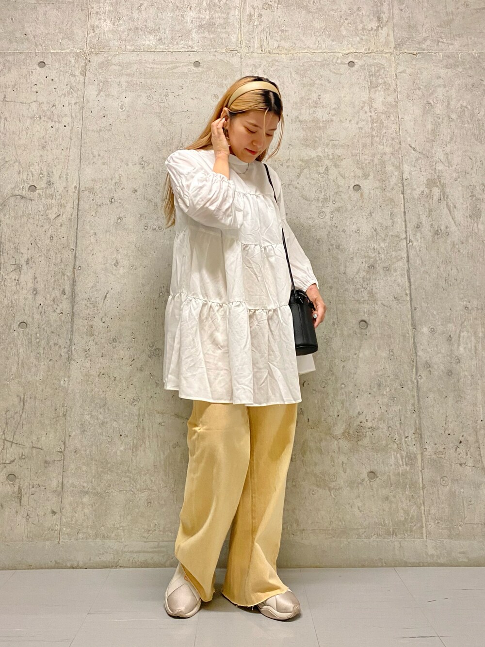 ホワイト系のシャツ/ブラウス、ベージュ系のデニムパンツ、ブラック系のショルダーバッグを着用したレディースの夏コーディネートの1枚目の写真