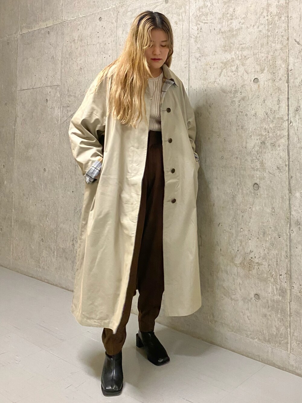 「大人カジュアル、パンツスタイル、カーブパンツ、秋のコーデ、ラクチンコーデ、KBF」｜「KBFのリバーシブルバルカラーコート（ステンカラーコート、グレー系）」を使った、ツンさん（レディース・159cm）の秋コーディネートの1枚目の写真