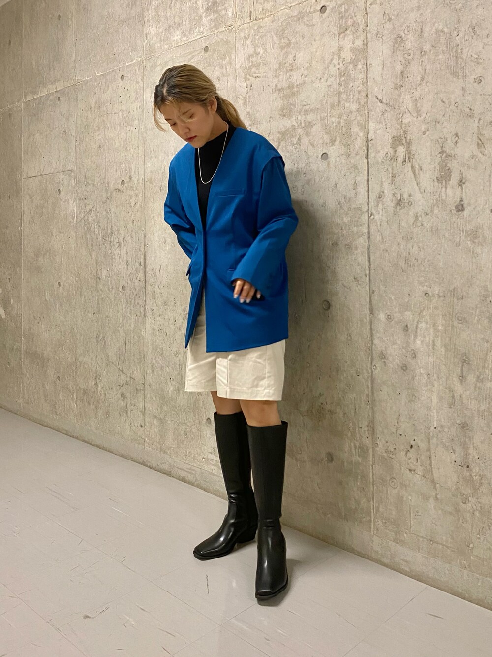 「ジャケット、カジュアル、ショートパンツ、KBF、秋のコーデ、ロングブーツ、休日スタイル」｜「KBFの2WAYノーカラージャケット（ノーカラージャケット、ブルー系）」を使った、ツンさん（レディース・159cm）の秋コーディネートの1枚目の写真