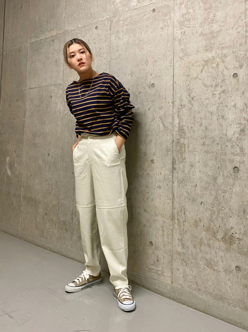 「秋のコーデ、大人カジュアル、レザーパンツ、スニーカーコーデ、ボーダー、カジュアル」｜「KBFのilli　ボーダーバスクTシャツ（Tシャツ/カットソー、イエロー系）」を使った、ツンさん（レディース・159cm）の夏コーディネートの1枚目の写真