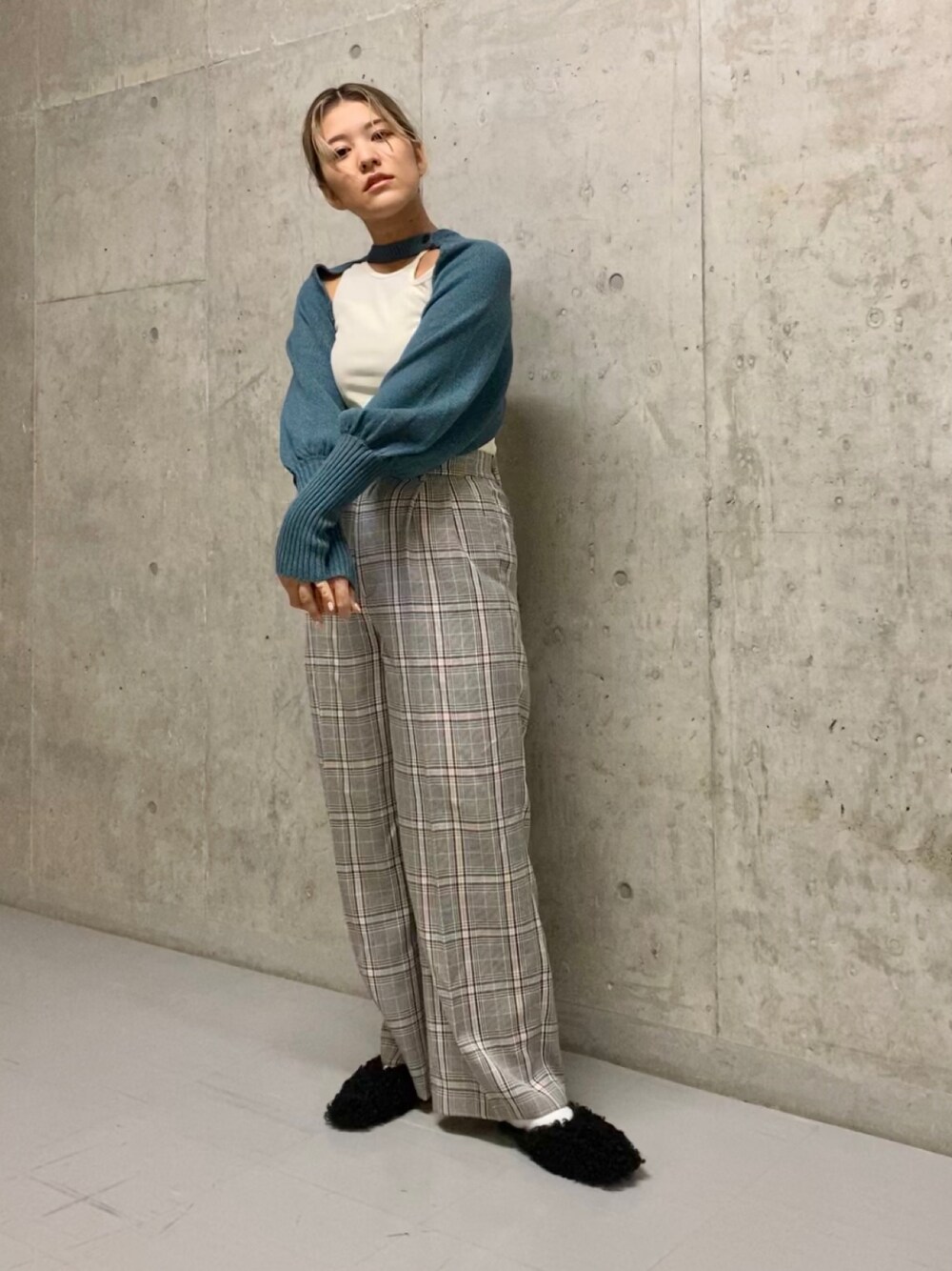 グレー系のその他パンツ、ブラック系のサンダル、グリーン系のカーディガン/ボレロを着用したレディースの秋コーディネートの1枚目の写真