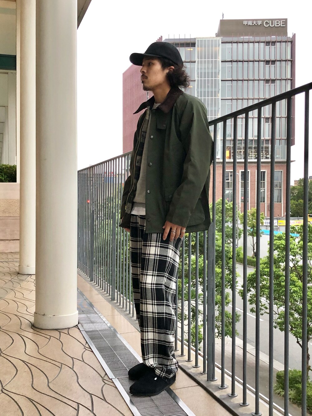 「BEAMS、beams plus、barbour、birkenstock、チェックパンツ、イージーパンツ、キャップ、カジュアル、サンダル、秋冬コーデ」｜「BEAMSのBEAMS / 6パネル キャップ（キャップ、ブラック系）」を使った、おまつさん（メンズ・176cm）の秋コーディネートの1枚目の写真