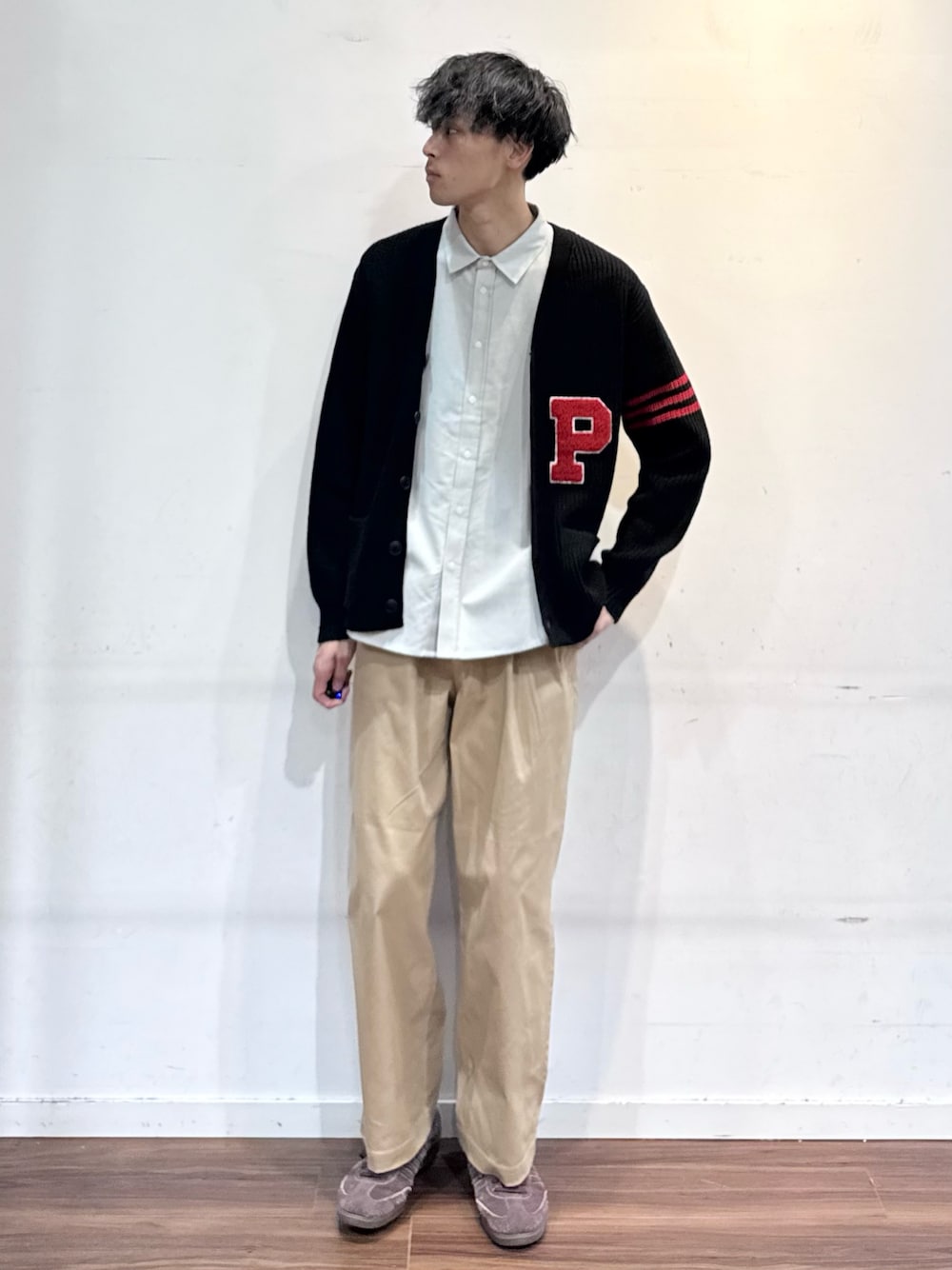 ブラック系のカーディガン/ボレロ、グレー系のシャツ/ブラウス、ベージュ系のその他パンツを着用したメンズの秋コーディネートの1枚目の写真