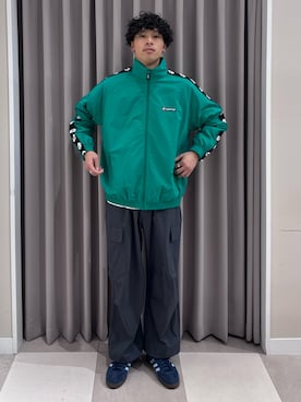 「ITEMS URBANRESEARCH（アイテムズ アーバンリサーチ）の高機能 ウエストイージーポリカーゴパンツ（その他パンツ、グレー系）」を使った、shunさん（メンズ・186cm）の春コーディネート