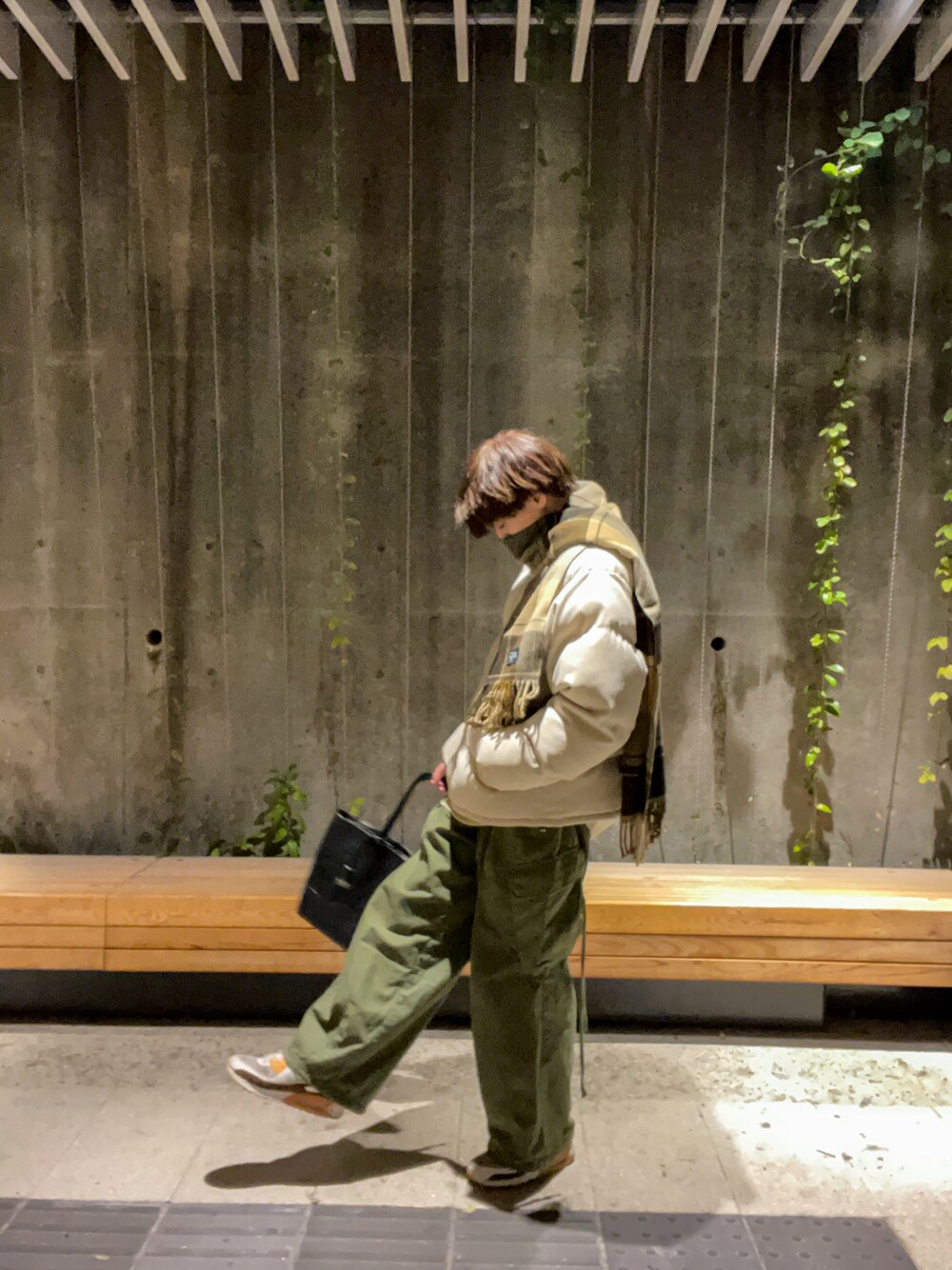 「新星WEARISTAにエントリー、WEARyouthコーデ、マフラーぐるぐる、冬アウター、ホワイトコーデ、クリスマスに着たい服、ダウンジャケット、カーゴパンツ、厚底シューズ、トートバッグ、古着MIX、カフェ」｜「古着のアイテム（ダウンジャケット/コート、ベージュ系）」を使った、しかせんさん（メンズ・172cm）の冬コーディネートの1枚目の写真