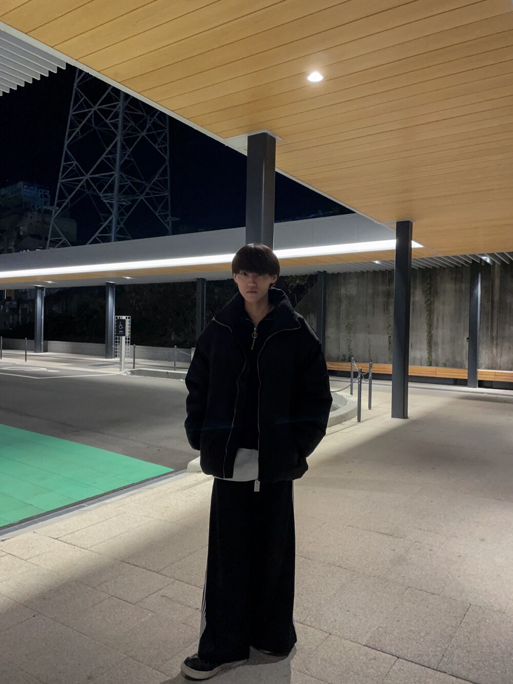 「新星WEARISTAにエントリー、WEARyouthコーデ、マイベストコーデ2023、デートコーデ、秋冬コーデ、オールブラック、ダウンジャケット、ハーフジップ、レイヤードスタイル、ワイドパンツ、厚底シューズ」｜「ADRERのHI FUNCTIONALITY PAD ULTRA HEAT JACKET/ハイファンクショナリティパッドウルトラヒートジャケット（ダウンジャケット/コート、ブラック系）」を使った、しかせんさん（メンズ・172cm）の冬コーディネートの1枚目の写真