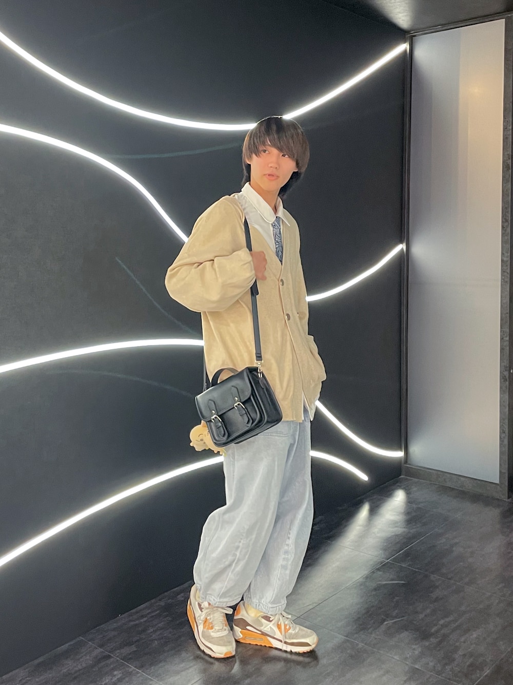 「ファッションを楽しもう、秋服コーデ、メンズコーデ、デニムコーデ、厚底シューズ」｜「ADRERのdolman sleeve open color shirt/ドルマンスリーブオープンカラーシャツ（シャツ/ブラウス、ホワイト系）」を使った、しかせんさん（メンズ・172cm）の秋コーディネートの1枚目の写真