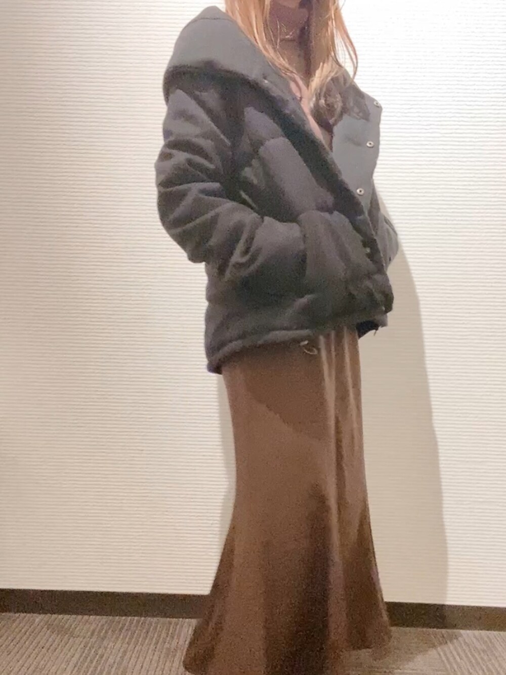 「真冬のあったかスタイル、オトナカジュアル、今日のコーデ、おでかけコーデ、着回しコーデ、低身長コーデ、ダウンジャケット、骨格ウェーブ、タートルネック、お出かけコーデ、チョコ色に染まれ」｜「earth music&ecologyのアイテム（ダウンベスト、ブラック系）」を使った、べーさん（レディース・144cm）の冬コーディネートの1枚目の写真