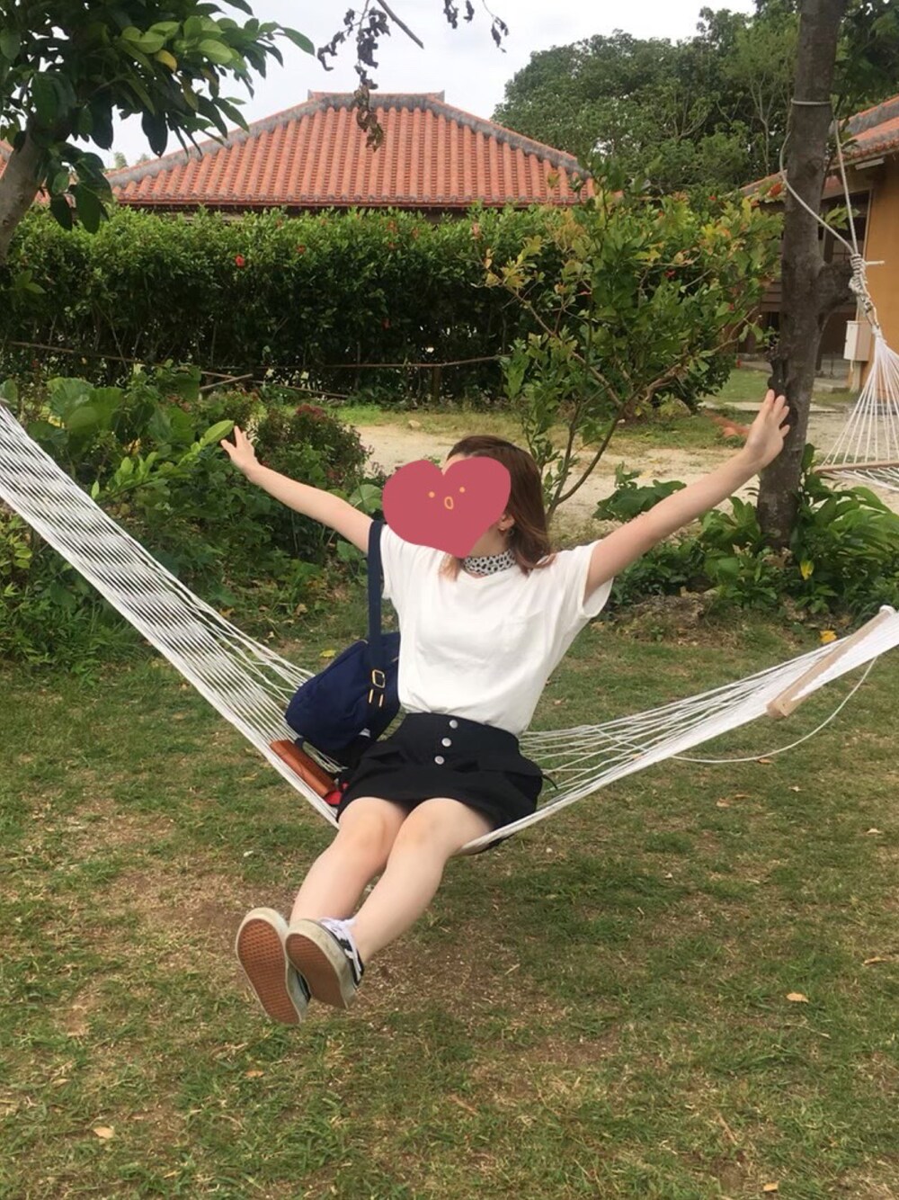 「みんなの白Tフェス、夏コーデ、ラクチンコーデ、ミニスカート、スニーカー、カジュアルコーデ、低身長、骨格ウェーブ、モノトーンコーデ、プチプラコーデ」｜「VANSのアイテム（スニーカー、ブラック系）」を使った、べーさん（骨格ウェーブ・レディース・144cm）の夏コーディネートの1枚目の写真