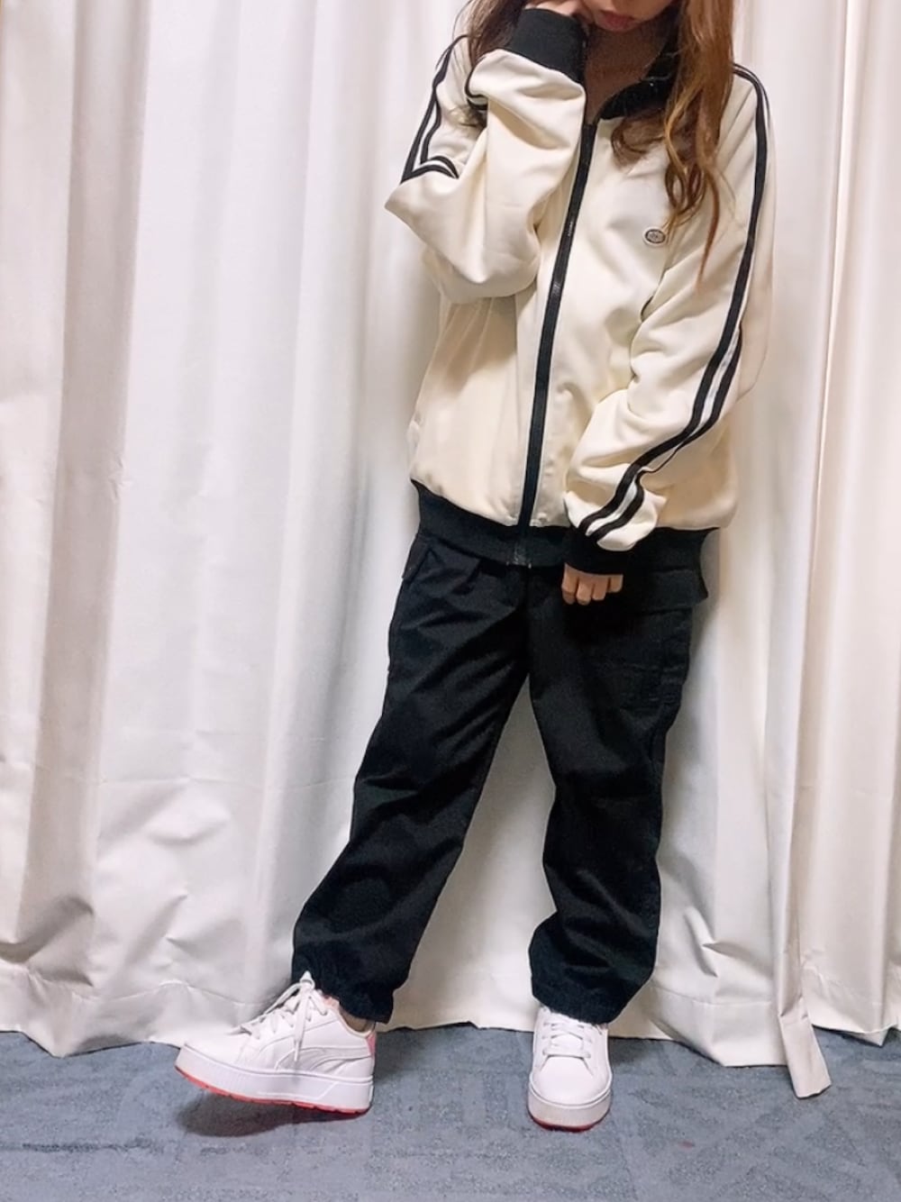 「休日スタイル、シンプルコーデ、低身長女子、着回しコーデ、骨格ウェーブ、厚底スニーカー、モノトーン、スポーツミックス、トラックジャケット、ストリート」｜「GLOBAL WORKのアイテム（カーゴパンツ、ブラック系）」を使った、べーさん（骨格ウェーブ・レディース・144cm）の冬コーディネートの1枚目の写真