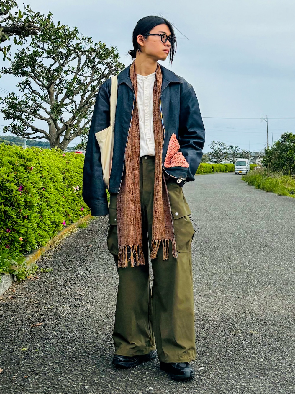 「メガネ男子、デニムジャケット、デニム、カーゴパンツ、カジュアルコーデ、トートバッグ、スニーカー、黒スニーカー、ストール、アメカジ、春コーデ、春アウター、休日スタイル、シャツスタイル、古着MIX」｜「MM6 Maison MargielaのSNEAKERS(MEN)（スニーカー、ブラック系）」を使った、soshunさん（メンズ・169cm）の春コーディネートの1枚目の写真